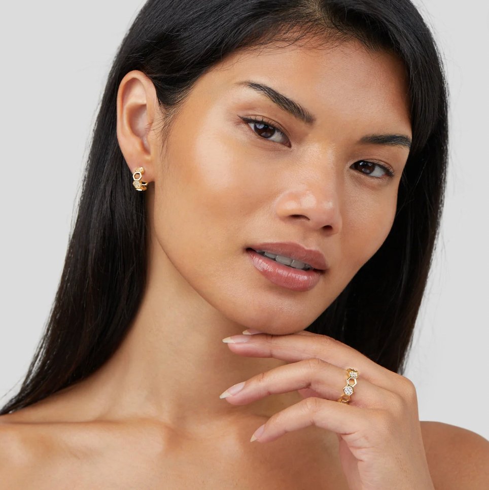 Mézsejt gyűrű aranyból és kristályból