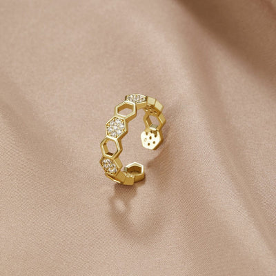 Mézsejt gyűrű aranyból és kristályból