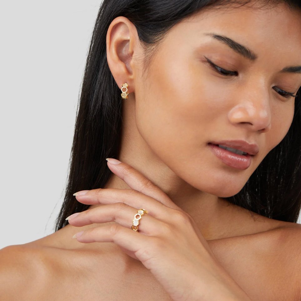 Mézsejt gyűrű aranyból és kristályból