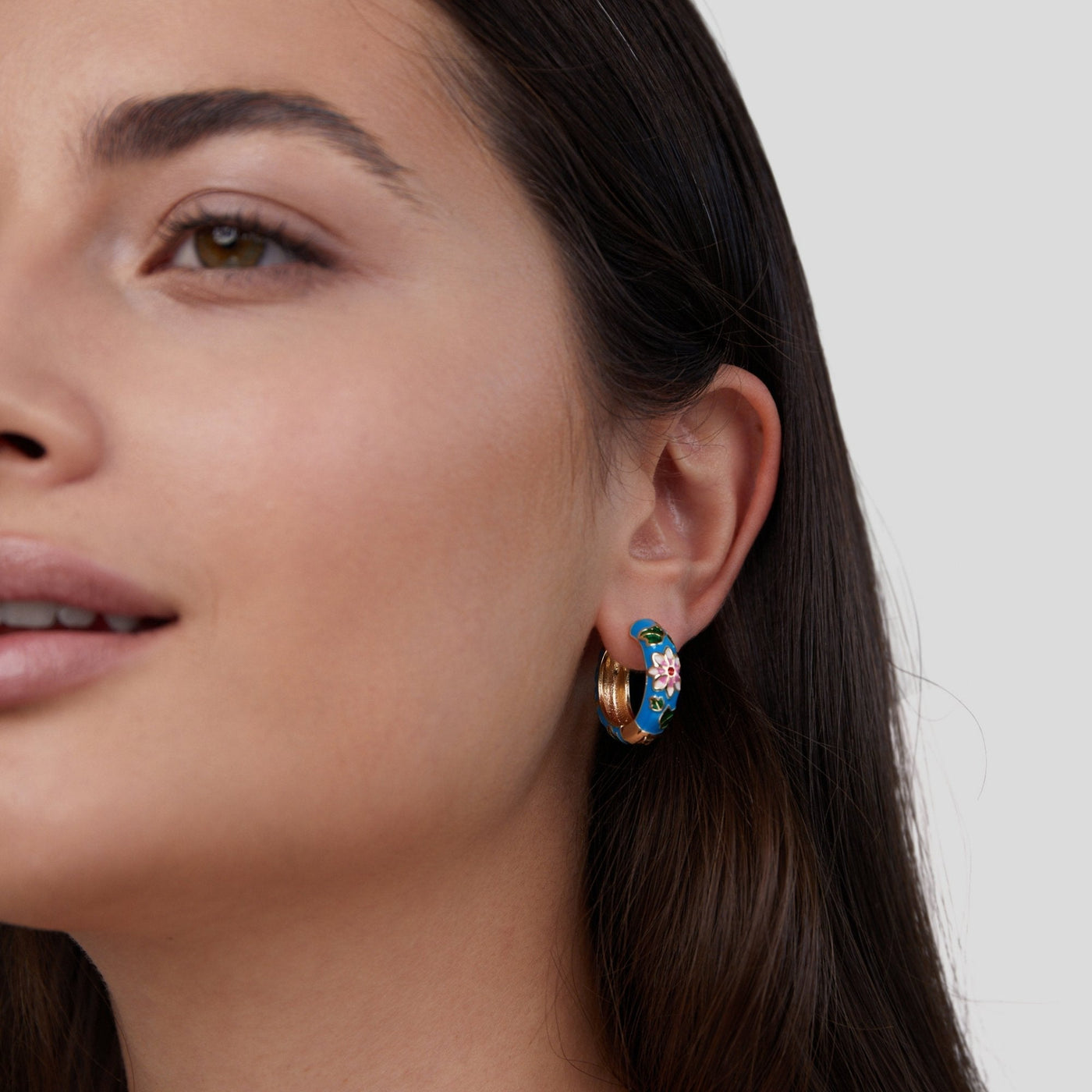 Arany színű virágos fülbevalók