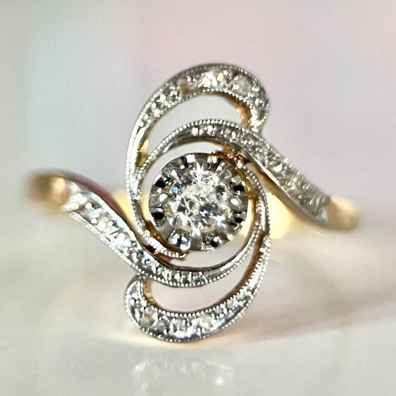 Vintage arany gyűrű cirkónia spirállal