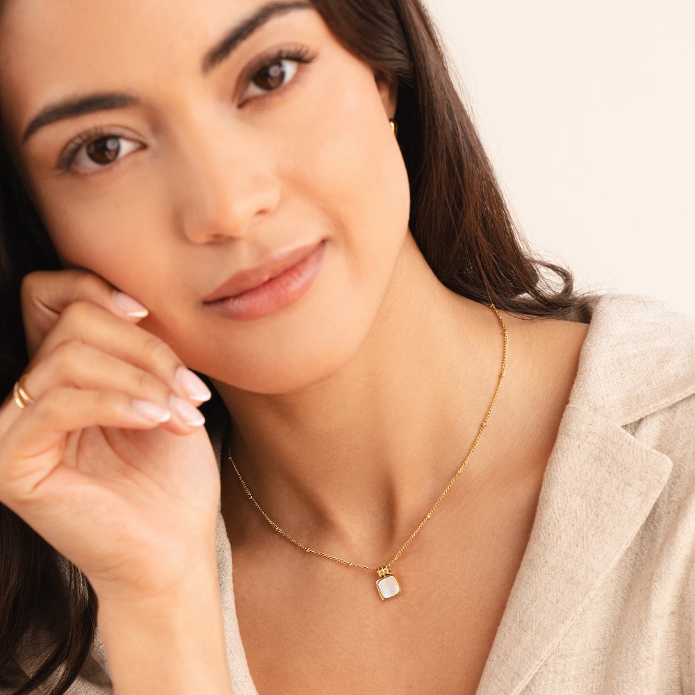 Lucía fehér kagyló medálos nyaklánc